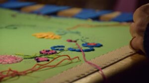 Apprentissage de la broderie pendant le stage et les cours vers Tarbes