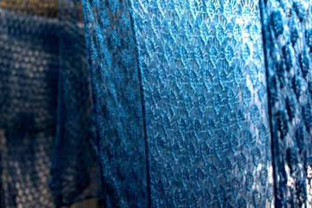 foulard-indigo-boutique-teinturier-castres Foulard en indigo dans la boutique d'un teinturier vers Castres
