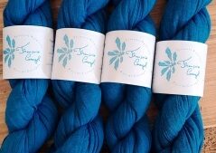Chèches indigo faits pendant l'atelier de teinture avec un teinturier
