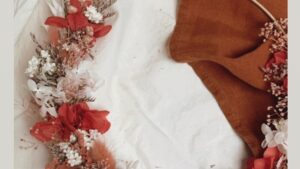 Couronne de fleurs séchées pendant l'atelier à Bordeaux