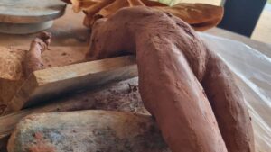 Sculpture en cours de création pendant le stage sur modèle vivant dans le Tarn (81)