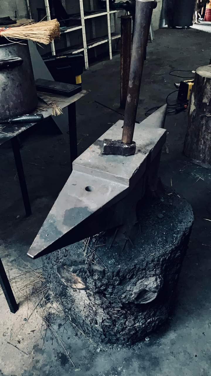 enclume-marteau-stage-coutellerie-forge-3 Enclume et marteau utilisés pendant le stage de coutellerie