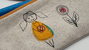 Trousse pour enfant avec la technique de broderie en piqué libre apprise lors de l'atelier et du stage avec Ingrid vers Toulouse
