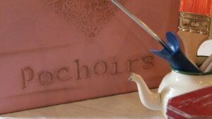 Pochoir pendant au cours du stage de relooking de meubles