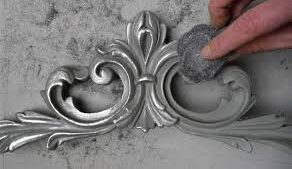 Patine artistique sur meuble au cours du stage relooking de meubles