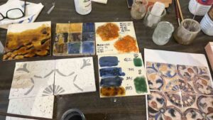 Peinture du carrelage en azulejos au cours du stage