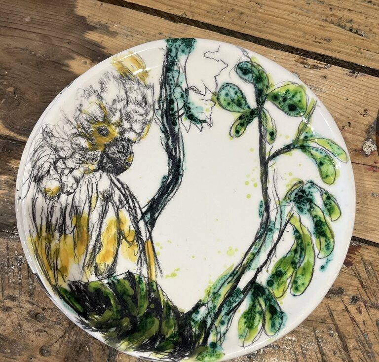 Atelier de décoration céramique aux jus d'oxyde sur faïence biscuitée
