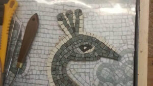 Composition d'une mosaïque romaine en forme de paon pendant le stage vers Toulouse