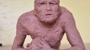 Sculpture de rugbyman pendant le stage avec un artisan sculpteur
