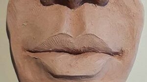 Façonnage d'une bouche lors de l'atelier sculpture sur terre