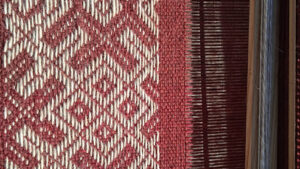 Détails en laine de tissage pendant le stage