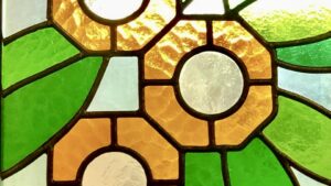Fleurs atelier sur le vitrail Tiffany