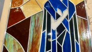 Vitrail religieux coloré stage création d'un vitrail
