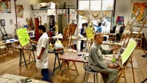 Stagiaires débutants dans l'atelier de peinture pour le stage vers Perpignan
