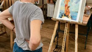 Elève sur sa première toile pendant l'atelier et le stage de peinture en Catalogne