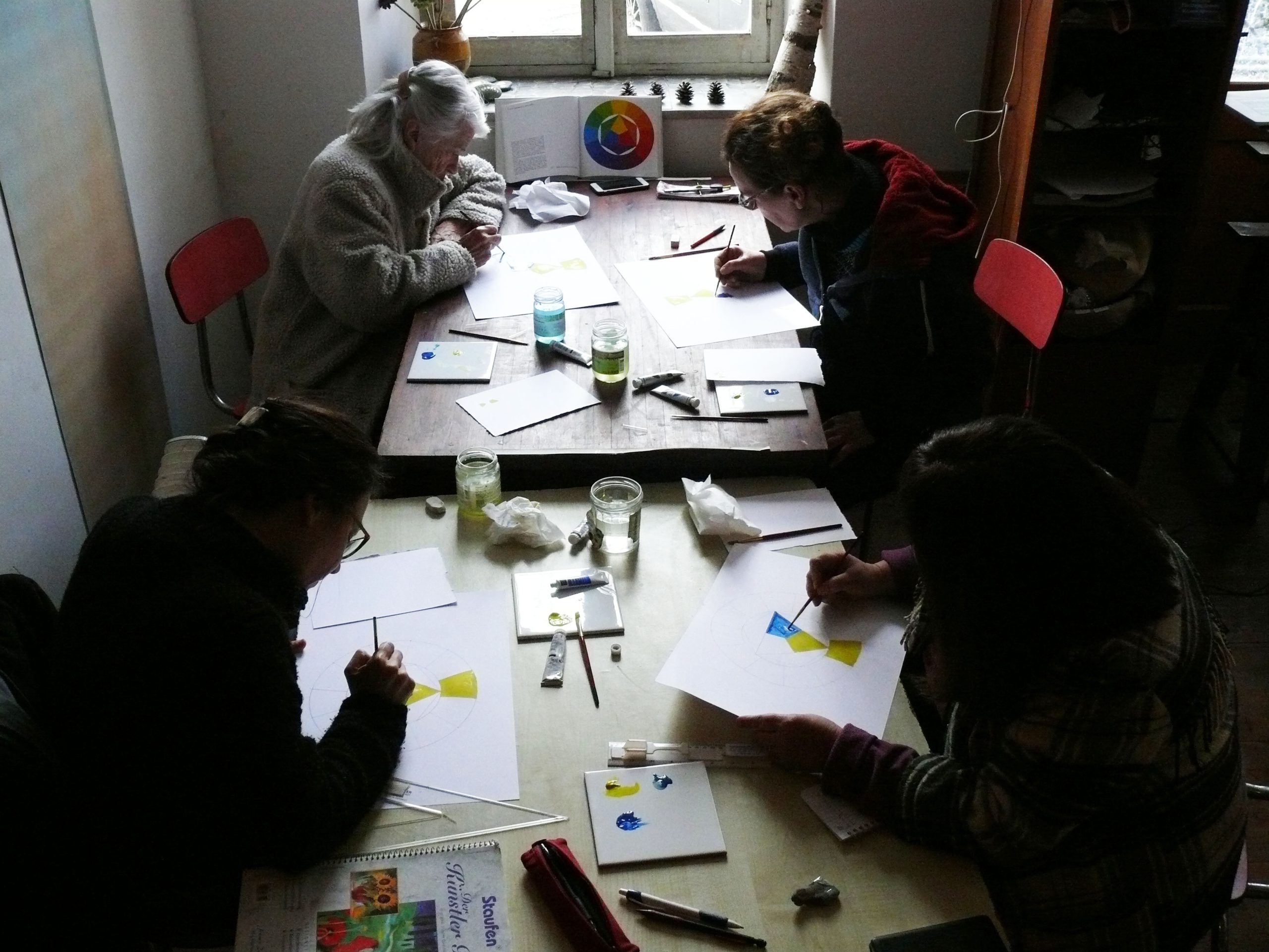 stagiaires-cours-peinture-gouache-debutants-peintre-2 Stagiaires pendant les cours de peinture à la gouache pour débutants avec une peintre