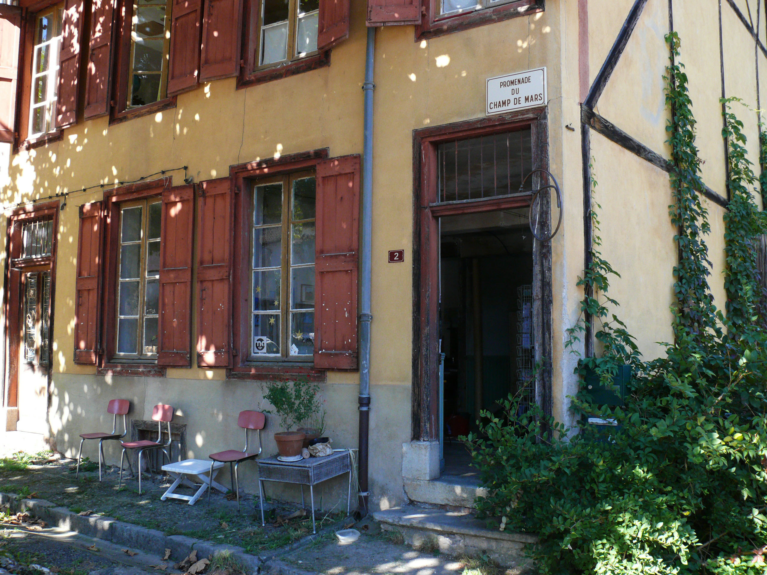 maisonjaune-atelier-stage-cours-peinture-gouache-peintre-1 La maison jaune, l'atelier dans lequel se déroule les cours et le stage de peinture à la gouache avec une peintre