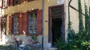 La maison jaune, l'atelier dans lequel se déroule les cours et le stage de peinture à la gouache avec une peintre