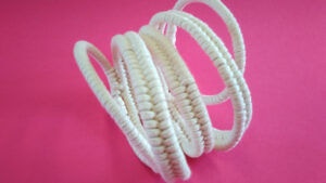 Technique en cours d'apprentissage lors du stage de tissage sans métier