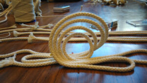 Technique de cordage pour le tissage sans métier lors d'un stage.