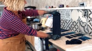Réalisation d'un nuancier indigo pendant le stage ou l'atelier de teinture