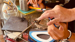 Filage du verre au chalumeau pendant l'atelier verrerie vers Paris