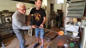 Apprentissage en cours dans l'atelier avec un souffleur de vers proche de Paris