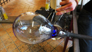Soufflage de verre en cours avec un souffleur pendant l'atelier vers Paris