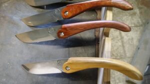 Quelques couteaux traditionnels effectués pendant le stage de coutelier dans une coutellerie avec un forgeron