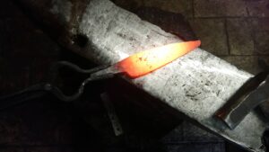 Couteau en cours de forge pendant le stage de coutelier dans une coutellerie