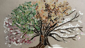 Mosaïque en forme de d'arbre pendant le stage avec une mosaïste dans l'atelier de Rozenn à Albi