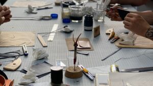 Atelier de Carole Pradelle, sellière maroquinière à Paris
