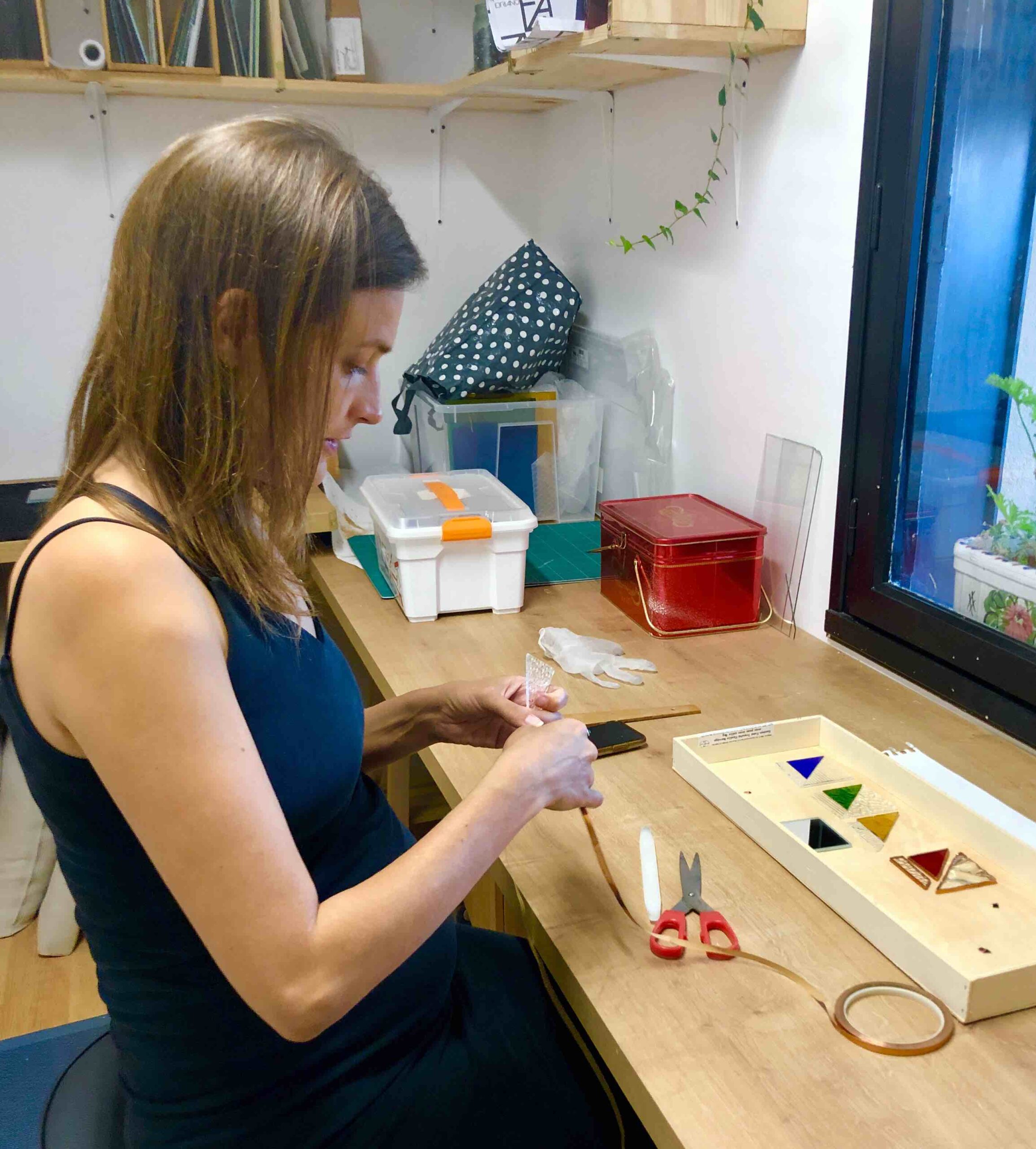 stagiaire-stage-initiation-vitrail-tiffany Stagiaire qui apprend l'art du vitrail Tiffany pendant le stage