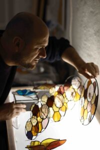 Luis Minguez, vitrailliste qui propose de stages