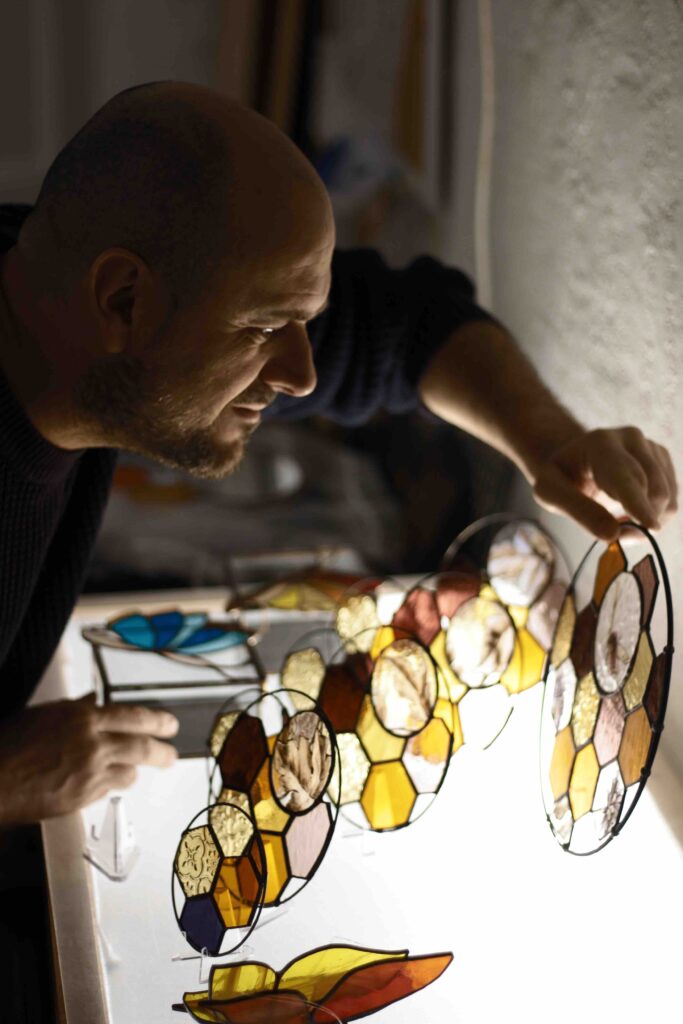 Luis Minguez, vitrailliste qui propose de stages