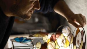Luis Minguez, vitrailliste qui propose de stages