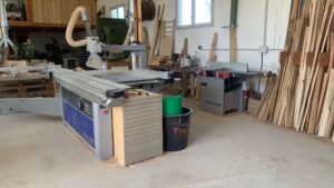 Atelier de menuisier de Thomas pendant le stage de menuiserie pour apprendre les bases
