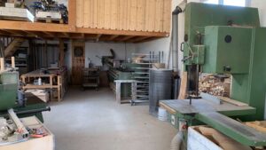 Atelier de menuisier de Thomas pendant le stage de menuiserie pour apprendre les bases