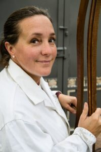 Eléna Bouillon, artisan restaurateur de meubles