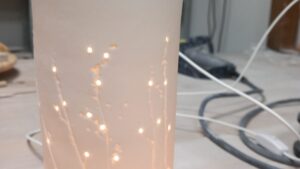 Exemple de lampe en porcelaine papier pendant l'atelier céramique avec Julie vers Carcassonne