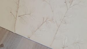 Décoration de la lampe en porcelaine papier pendant l'atelier céramique avec Julie dans l'Aude (11)