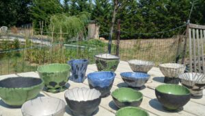 Exemples de pièces en céramique Raku faites pendant le stage et les cours vers Carcassonne