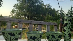Mugs et vase en céramique raku faits pendant le stage et les cours de poterie Raku vers Carcassonne