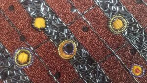 Création en broderie perlée au point de Lunéville avec des perles dans l'atelier d'Alexia à Tarbes