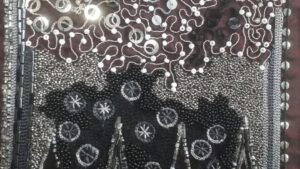 Broderie perlée pendant l'atelier intermédiaire de la broderie perlée (au point de Lunéville) dans les Hautes-Pyrénées (65)