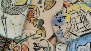 Exemples d'objets décorés pendant la formation et les stages avec une céramiste en Normandie