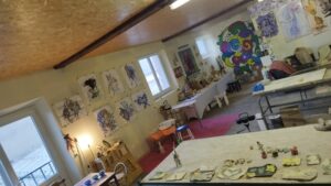 Atelier de céramiste pendant le stage céramique et poterie en Normandie