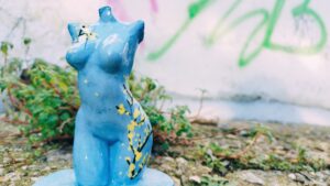 Décoration céramique sur sculpture pendant la formation et les stages autour la poterie avec une céramiste en Normandie