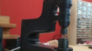 Machine pendant l'atelier avec un maroquinier