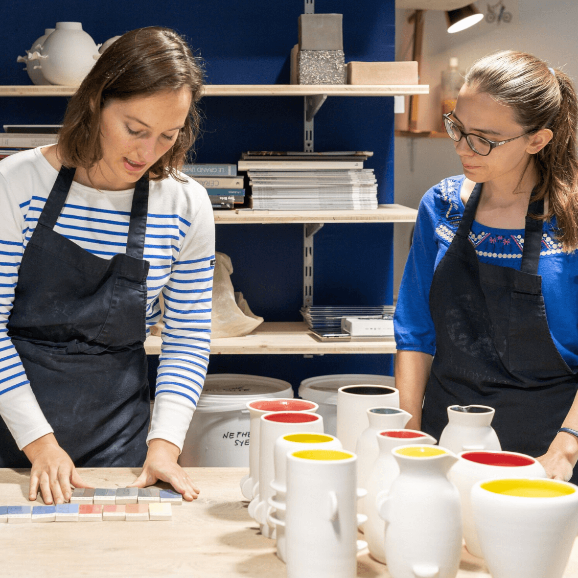 audrey-jezic-atelier-stage-formation-stagaire-ceramique-ceramiste-poterie-paris-atelier Audrey Jezic, céramiste, enseignant à une stagiaire pendant un stage ou une formation céramique et poterie à Paris dans son atelier